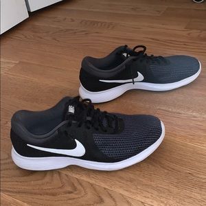 NIKE TENNIS SHOES
